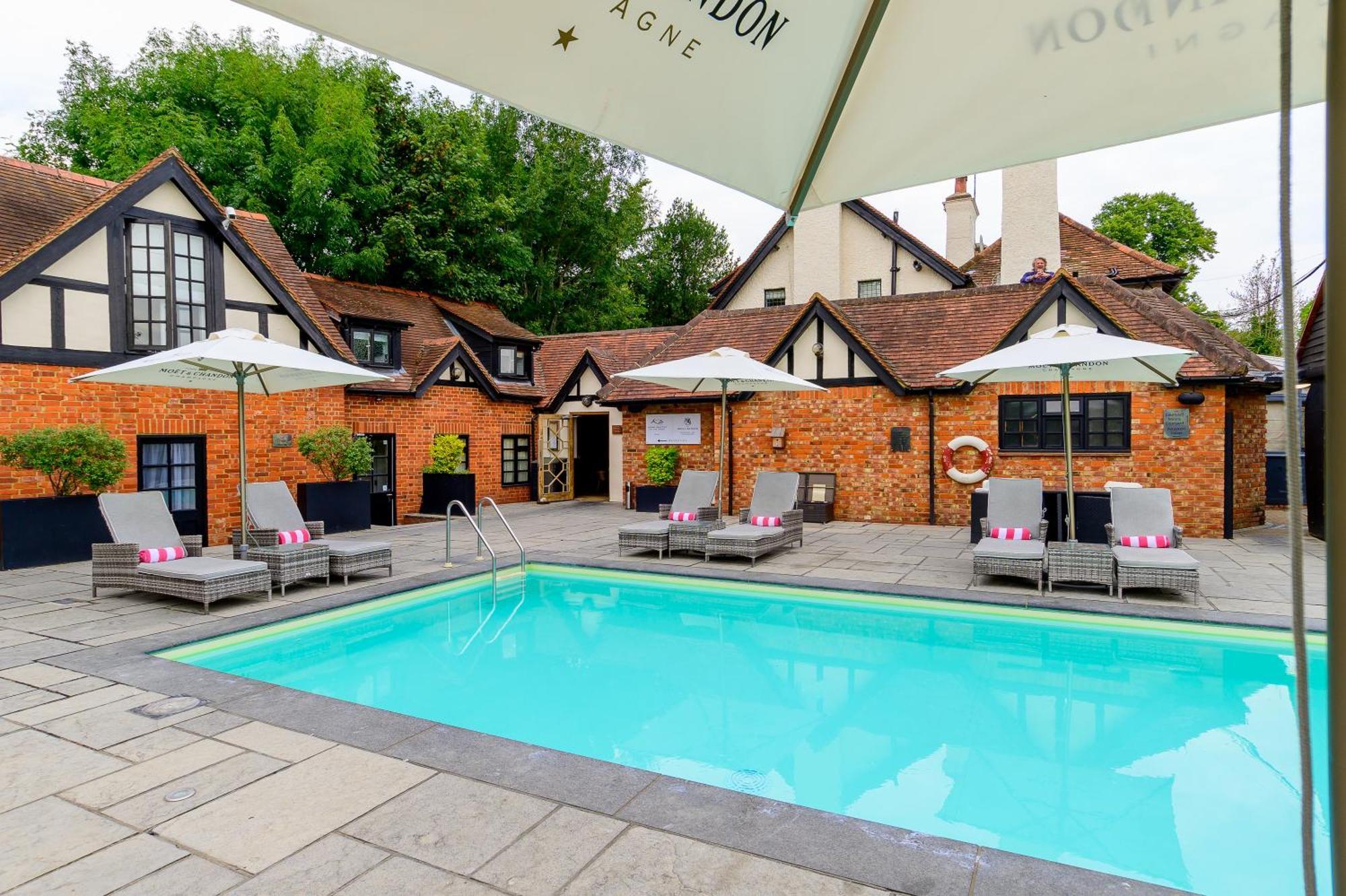 The Inn On The Green Cookham Dean Bagian luar foto