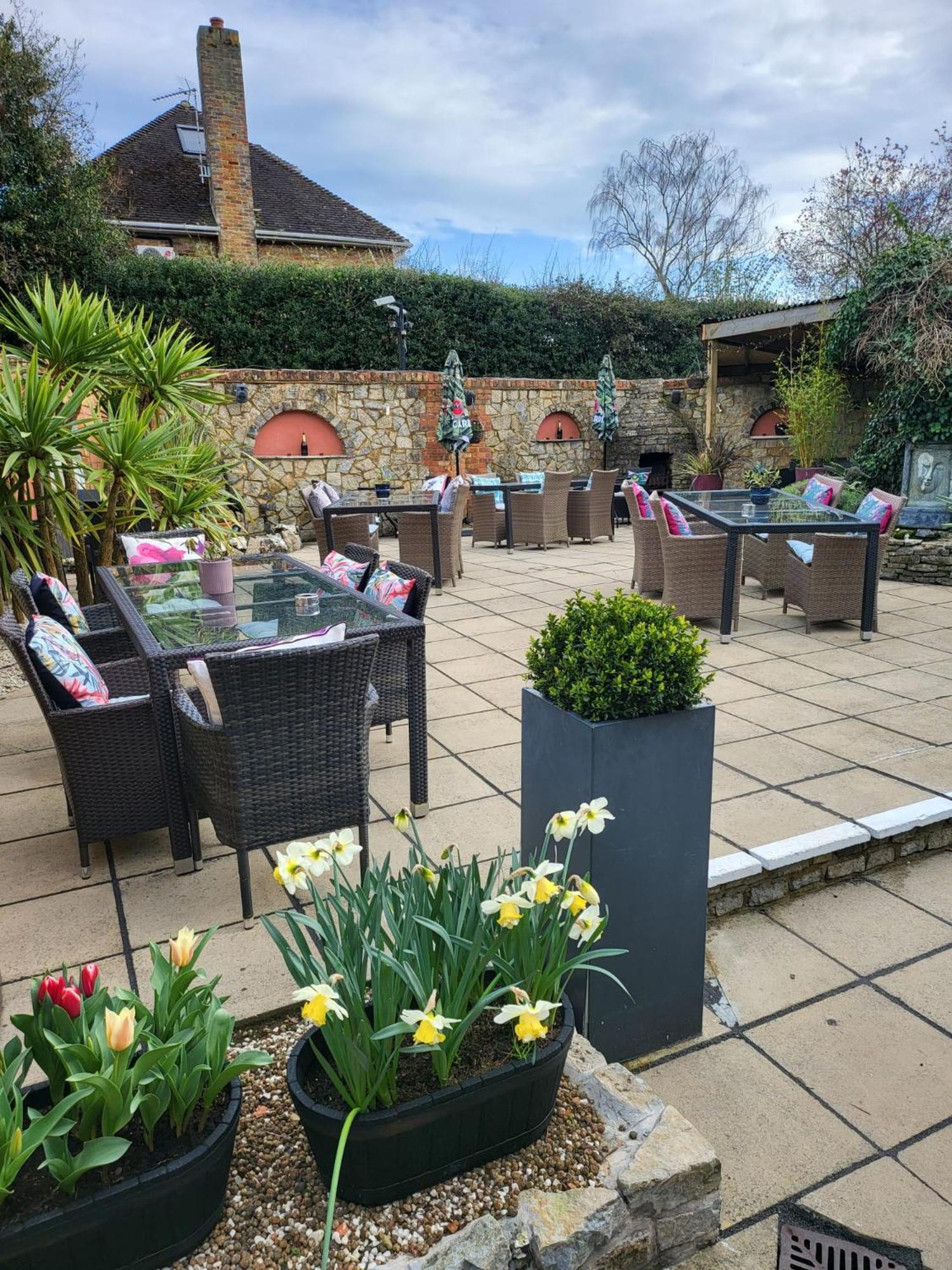 The Inn On The Green Cookham Dean Bagian luar foto